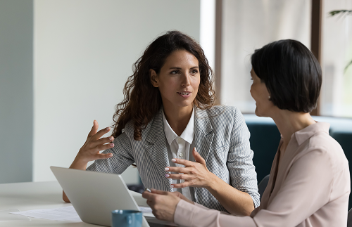 Zwei Geschäftsfrauen besprechen einen digitalen Prozess