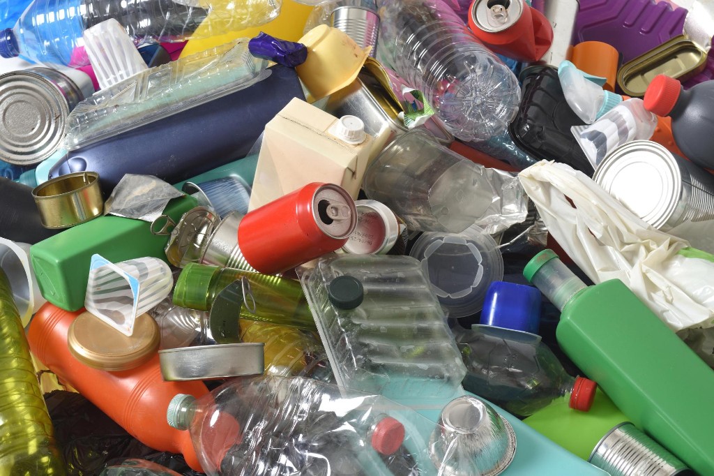 Verschiedene Verpackungen aus Kunststoff, Metall und Verbundmaterial